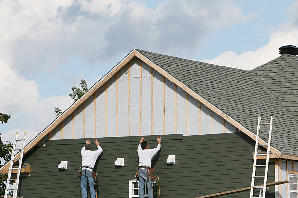Professional Siding Contractor technician working in Clarendon Hills, IL